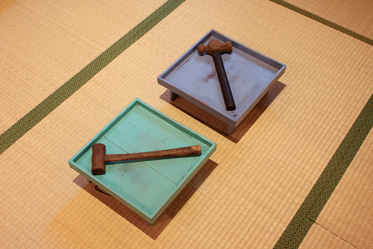 Found tools and display altars in the tatami room.
